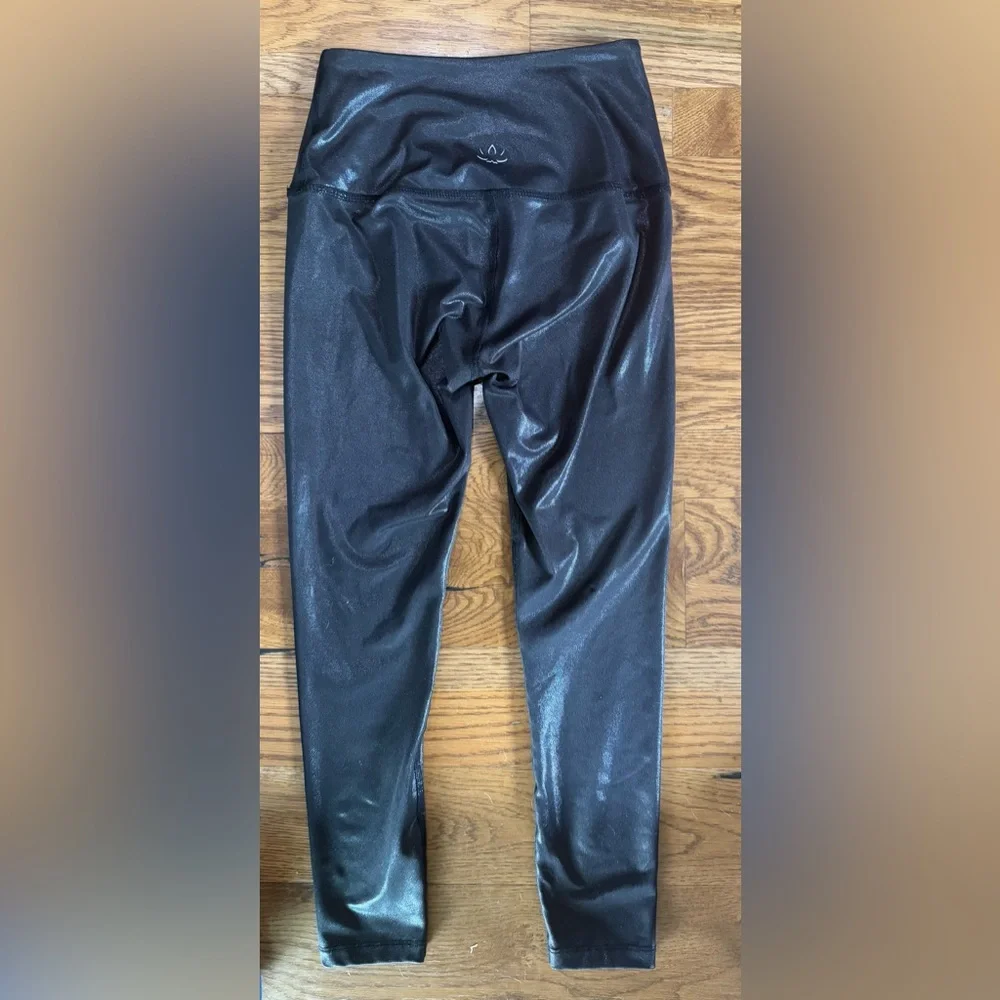 Beyond Yoga. Heather Rib Black Shine High Waisted Midi Legging. Black Shine. XS. - Picture 5 of 8